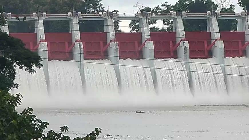 Kaptai Lake water flows over danger level