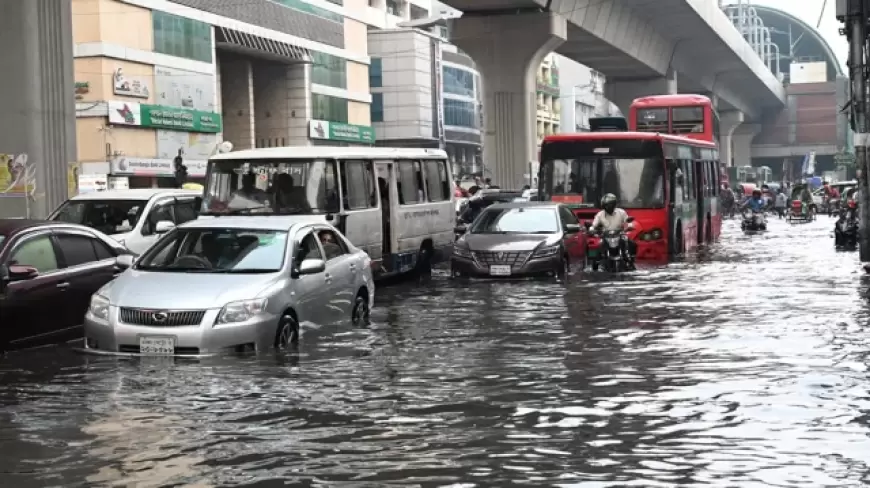 Early morning downpour leaves Dhaka streets waterlogged