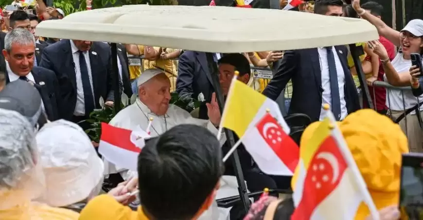 Pope lands in Singapore, final stop on grand Asia-Pacific tour