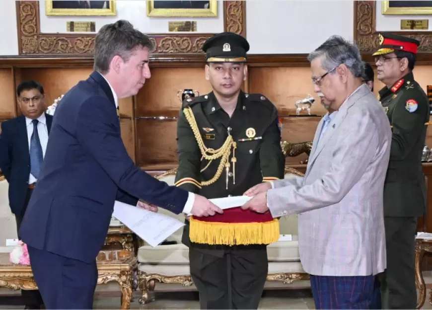 President Receives Credentials from Ambassadors of Sweden and Algeria