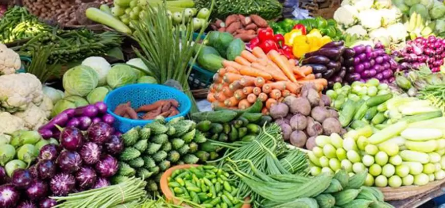 Students selling vegetables at fair prices